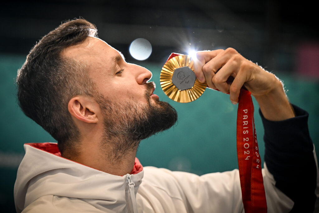 Patryk Chojnowski całuje złoty medal