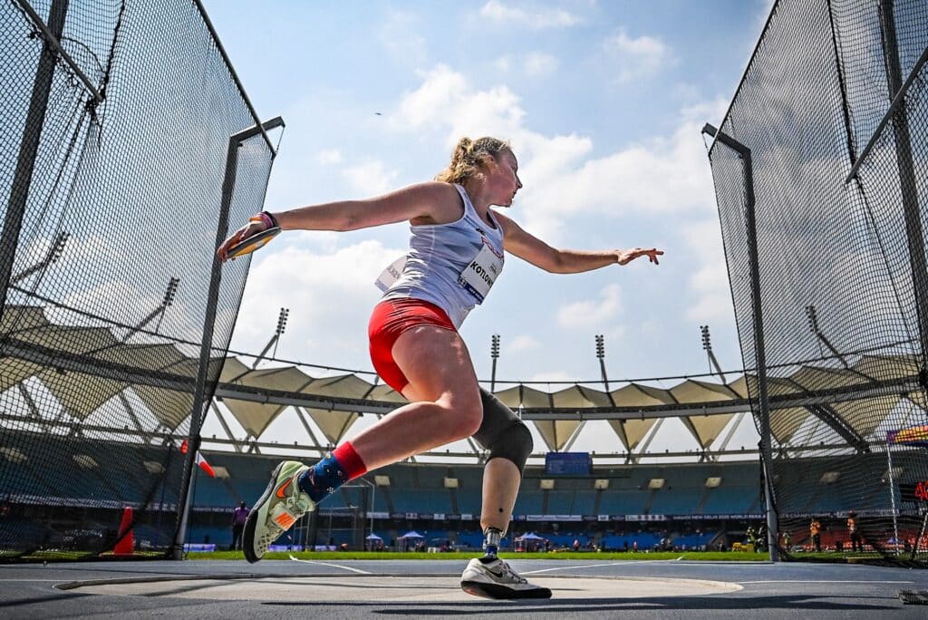 Faustyna Kotłowska rzuca dyskiem na stadionie