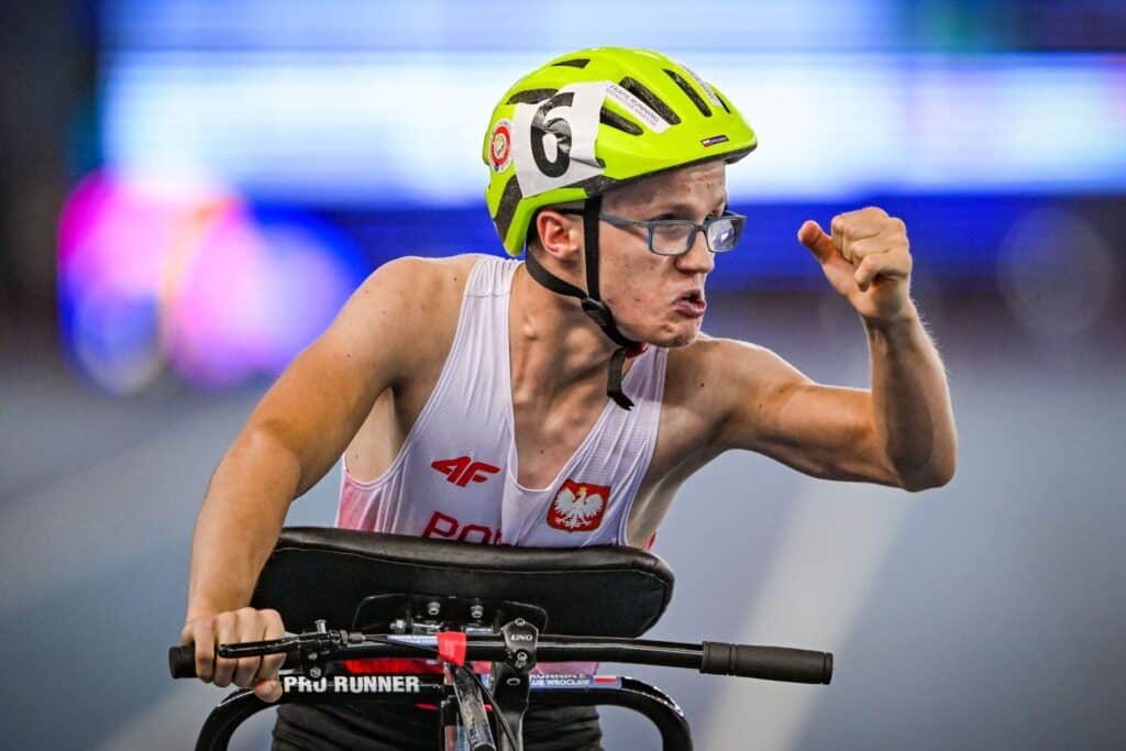 Piotr Siejwa zaciska pięść w geście triumfu