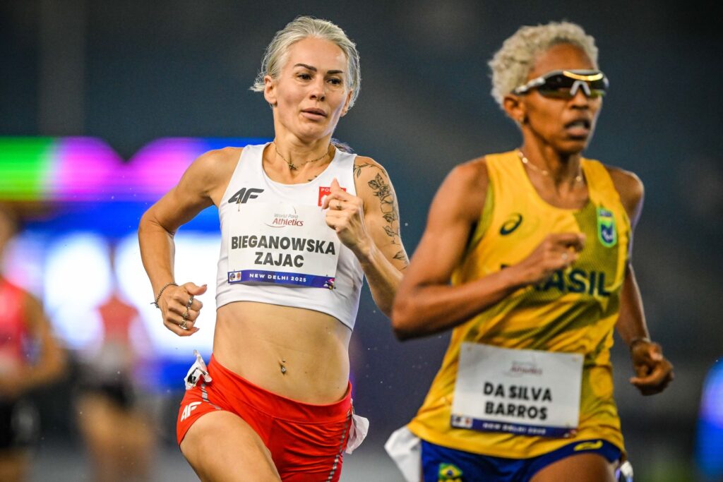 Barbara Bieganowska-Zając biegnie tuż za Brazylijką da Silvą Barros