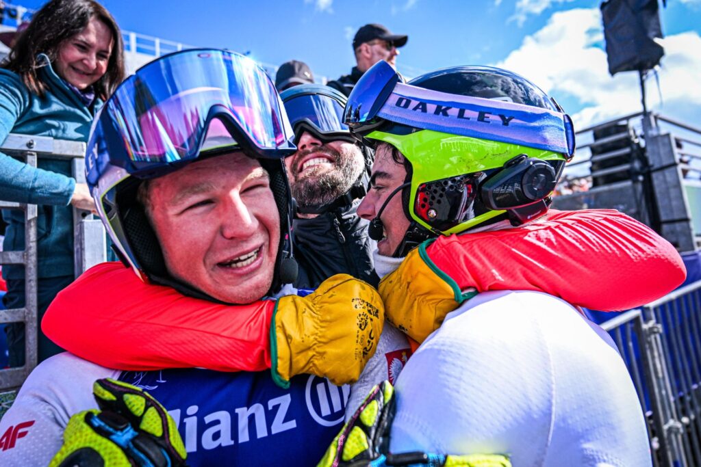 Trener Michał Kłusak ściska mocno Michała Gołasia i Kacpra Walasa