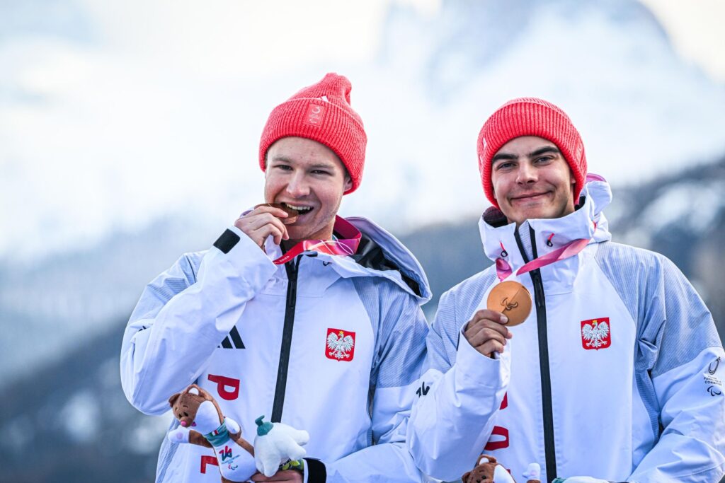 Michał Gołaś i Kacper Walas prezentują z dumą wiszące na szyjach brązowe medale