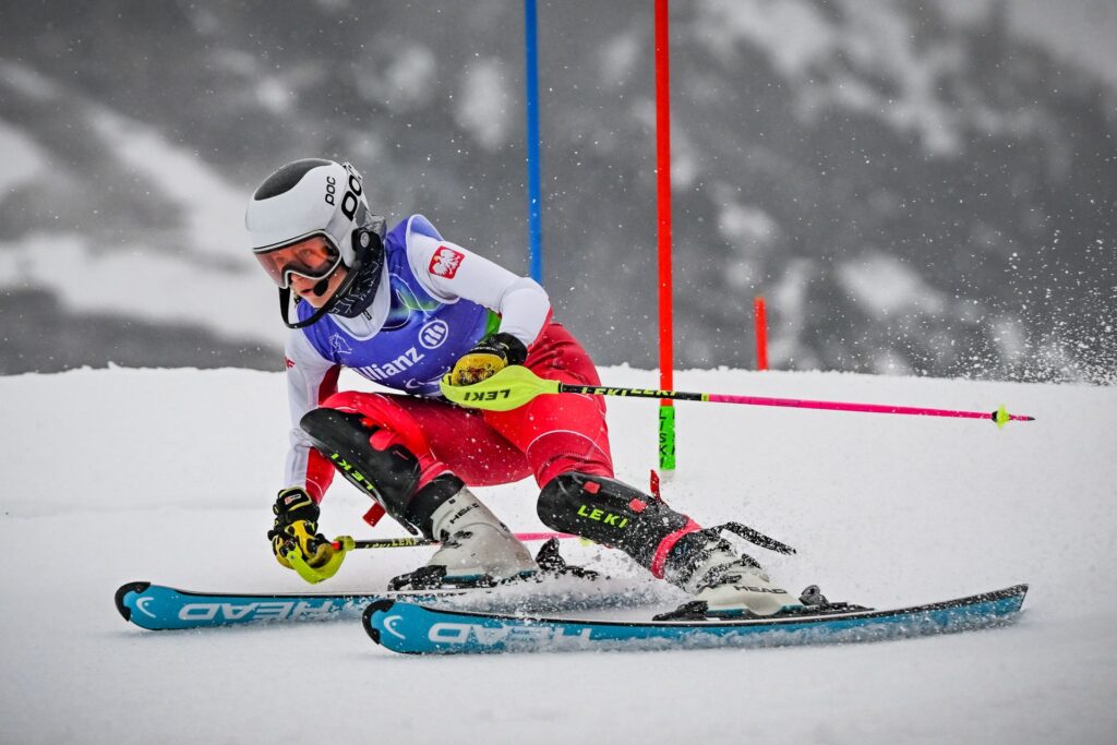 Oliwia Gołaś w dynamicznej jeździe na nartach po śniegu