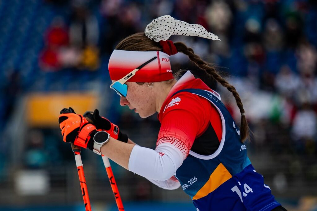 Aneta Kobryń odpycha się kijami podczas jazdy na nartach