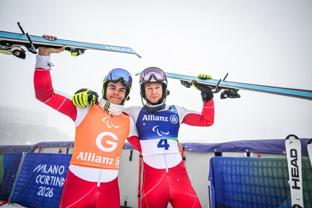 Michał Gołaś i Kacper Walas triumfująco unoszą narty nad głowy