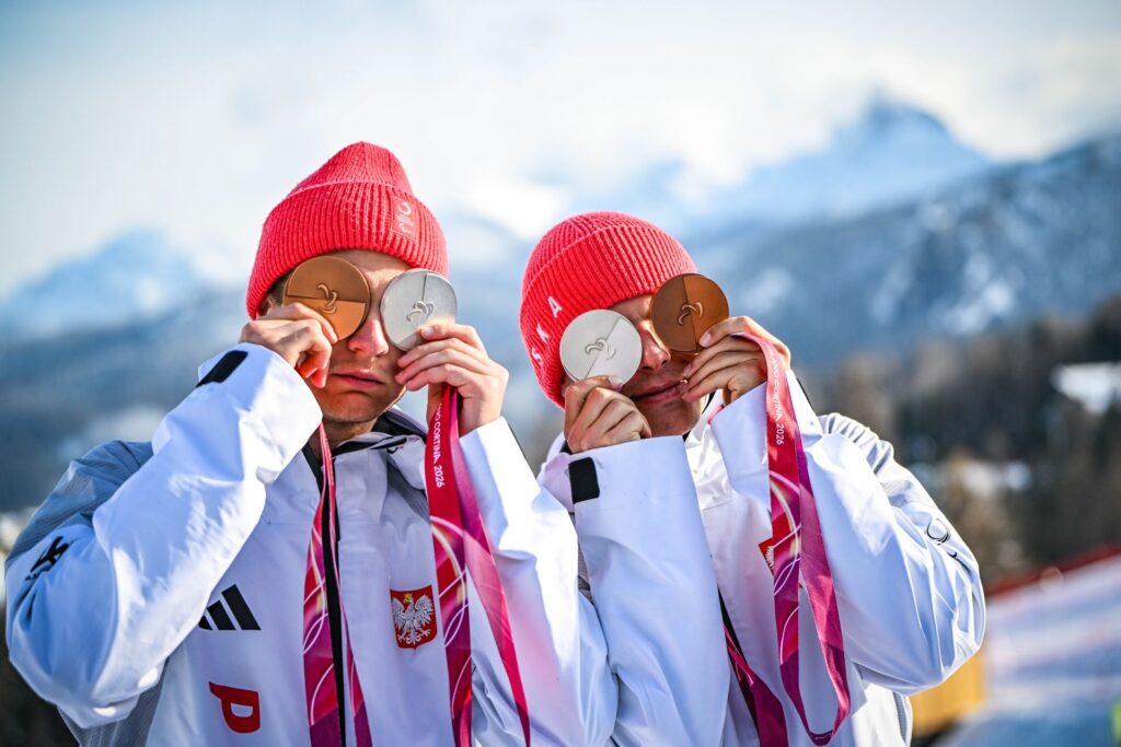 Michał Gołaś i Kacper Walas pozują do zdjęcia, przykładając swoje medale do oczu
