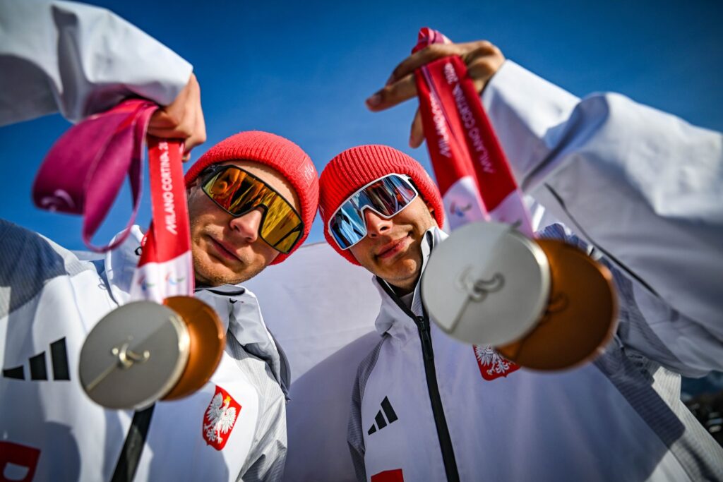 Michał Gołaś i Kacper Walas prezentują do zdjęcia swoje cztery medale