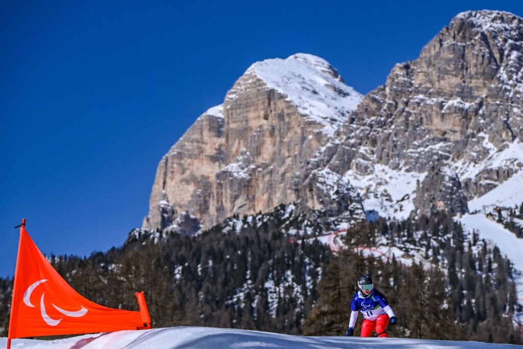 Natalia Siuba-Jarosz na trasie snowboardowej. W tle zaśnieżone góry