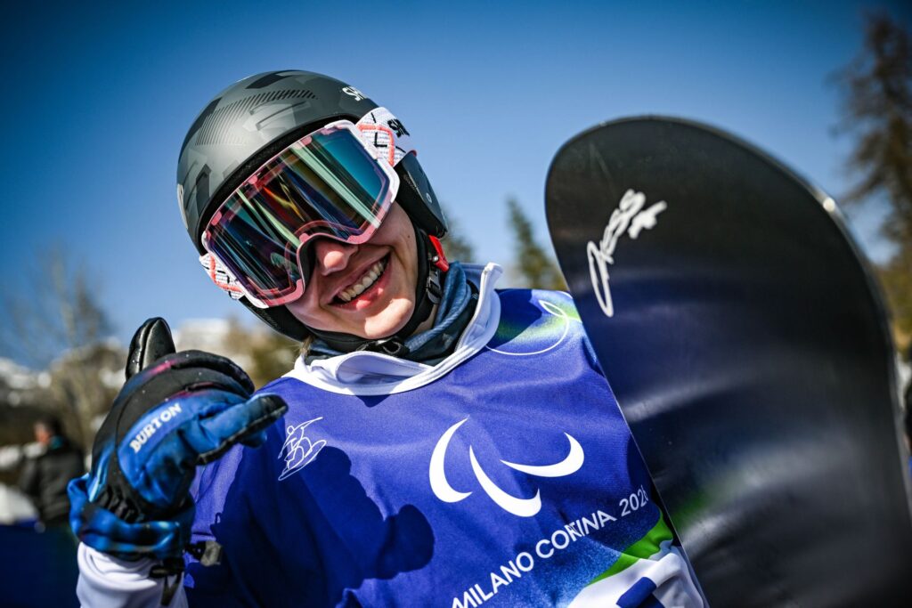 Uśmiechnięta Natalia Siuba-Jarosz w stroju snowboardowym, w kasku, goglach i z deską