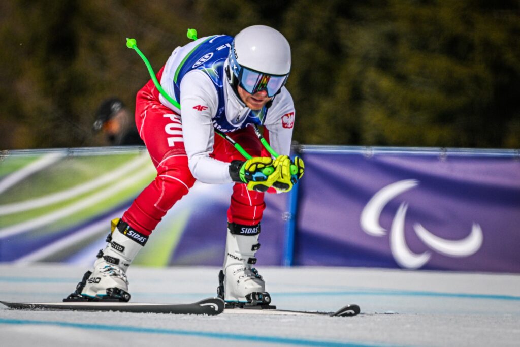 Michał Gołaś pochylony w trakcie szybkiej jazdy na nartach